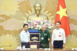 N&acirc;ng cao mức hỗ trợ trong c&aacute;c ch&iacute;nh s&aacute;ch, ph&aacute;p luật d&agrave;nh cho người c&oacute; c&ocirc;ng