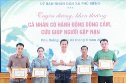 Khen thưởng đột xuất 5 cá nhân dũng cảm cứu người gặp nạn do mưa lũ