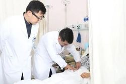 Người phụ nữ 27 tuổi phải cắt bỏ đại tr&agrave;ng v&igrave; l&agrave;m 'điều dại dột' suốt 4 năm