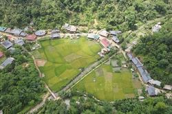Khám phá hang động 250 triệu năm tuổi, hút khách Tây trekking ở Pù Luông