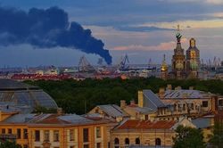 Ukraine tấn c&ocirc;ng kho dầu ở St. Petersburg trước thềm 'Davos của Nga'
