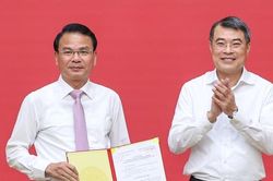 C&ocirc;ng bố, trao quyết định của Bộ Ch&iacute;nh trị về c&ocirc;ng t&aacute;c c&aacute;n bộ