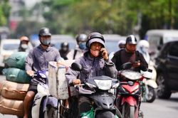 Nắng n&oacute;ng k&eacute;o d&agrave;i ở miền Bắc, nhiệt độ tiếp tục 'leo thang' k&egrave;m nguy cơ d&ocirc;ng lốc