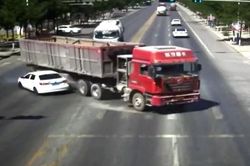 &Ocirc; t&ocirc; bất ngờ cắt ngang ng&atilde; tư, t&agrave;i xế xe tải đ&aacute;nh l&aacute;i li&ecirc;n tiếp tr&aacute;nh thảm họa
