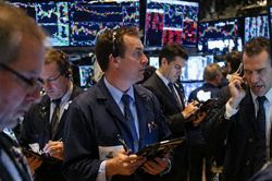 Dow vượt 51.000 điểm, thị trường vẫn 'kh&aacute;t' AI