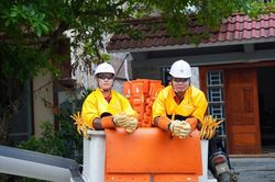 Đội sửa chữa Hotline kiên cường bám lưới giữa cao điểm nắng nóng