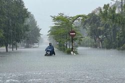 Vì sao mưa lớn bất ngờ tăng mạnh ở Nam Bộ trong đêm qua?