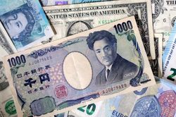 Đồng yên áp sát ngưỡng can thiệp 160 đổi 1 USD giữa bất ổn Trung Đông