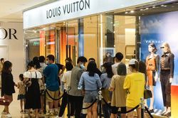 Thị trường chứng kho&aacute;n phục hồi, giới nh&agrave; gi&agrave;u Trung Quốc quay lại cuộc chơi h&agrave;ng xa xỉ