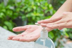 Thu hồi th&ecirc;m l&ocirc; dung dịch vệ sinh kh&ocirc;ng đạt chỉ ti&ecirc;u vi sinh