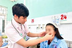 Bác sĩ tích cực điều trị các bệnh nhân nghi ngộ độc do ăn bọ xít rừng
