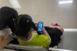 Sức khỏe số của giới trẻ: Những tín hiệu đáng lo - Bài 1: Đằng sau ánh sáng xanh