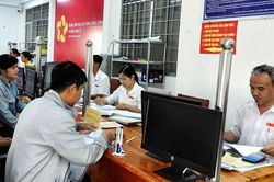 Khi ch&iacute;nh quyền đến gần người d&acirc;n