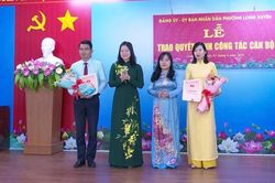 Đảng ủy, UBND phường Long Xuyên trao quyết định cán bộ
