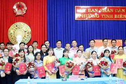Phường Tịnh Biên trao quyết định tiếp nhận và phân công công chức, viên chức
