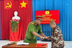 Công an xã Ô Lâm ra mắt mô hình vận động thu hồi vũ khí, vật liệu nổ, công cụ hỗ trợ
