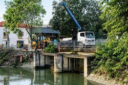Phường Vũ Ninh xử lý bước đầu tình trạng nước đen, nổi bọt trắng trên kênh Kim Đôi