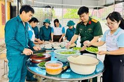 Phụ nữ tiếp sức lực lượng d&acirc;n qu&acirc;n tự vệ tham gia huấn luyện