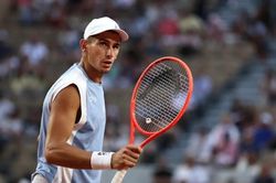 Matteo Arnaldi lập kỷ lục thi đấu gần 18 giờ để vào tứ kết Roland Garros 2026