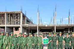 Động vi&ecirc;n lực lượng bi&ecirc;n ph&ograve;ng tham gia x&acirc;y dựng trường nội tr&uacute; li&ecirc;n cấp ở x&atilde; Đắc Pring