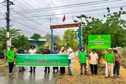 Bác Ái Đông: Gắn biển tuyến đường hoa 'Sáng - xanh - sạch - đẹp'