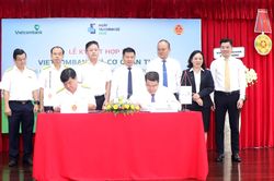 Vietcombank và cơ quan Thuế hợp tác hỗ trợ hộ kinh doanh chuyển đổi số