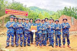 Trung t&acirc;m Huấn luyện V&ugrave;ng 4 Hải qu&acirc;n thăm, động vi&ecirc;n lực lượng gi&uacute;p Nh&acirc;n d&acirc;n x&acirc;y dựng nh&agrave; ở