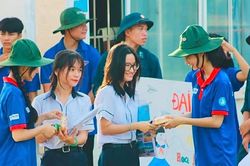 Chung tay tiếp sức mùa thi
