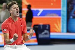Jakub Mensik khuất phục Joao Fonseca 3-0, thẳng tiến v&agrave;o b&aacute;n kết Roland Garros