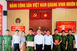 Khen thưởng đột xuất Công an xã Trường Xuân