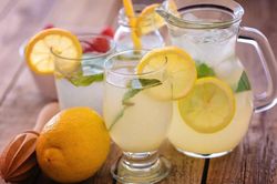 Trời n&oacute;ng n&ecirc;n uống nước chanh hay nước dừa?