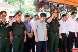 Dâng hoa, dâng hương tưởng niệm các anh hùng liệt sĩ tại Nghĩa trang liệt sĩ phường Tô Hiệu
