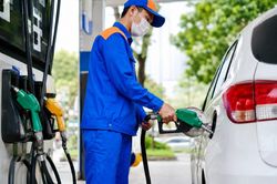 Các hãng ô tô nói gì về việc sử dụng xăng sinh học E10 tại Việt Nam?