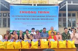 Chùa Đức Hạnh trao hơn 300 phần quà đến hộ nghèo và học sinh có hoàn cảnh khó khăn