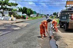 Rốt r&aacute;o khắc phục hư hỏng tr&ecirc;n tuyến quốc lộ 1 qua C&agrave; Mau