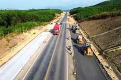 Quản chặt tiến độ 4 nhà thầu chậm thi công mở rộng cao tốc Cam Lộ - La Sơn