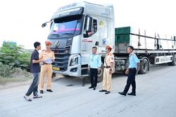 Hải Phòng: Xử lý xe quá tải lưu thông trên tuyến đê biển