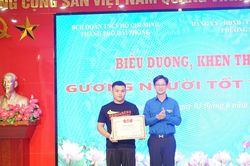 Th&agrave;nh đo&agrave;n Hải Ph&ograve;ng khen thưởng nam thanh ni&ecirc;n dũng cảm khống chế đối tượng d&ugrave;ng dao tấn c&ocirc;ng người d&acirc;n