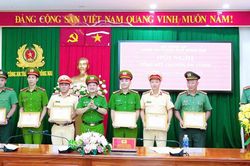 Khen thưởng các tập thể, cá nhân phá chuyên án mua bán dữ liệu cá nhân