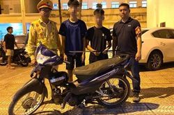 Mang kiếm đi 'phòng thân', hai thiếu niên bị lực lượng chức năng phát hiện