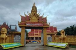 Mùa hè Phượng đỏ và lớp học tiếng Khmer nơi cửa thiền