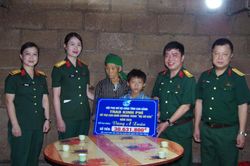 Bộ Chỉ huy Qu&acirc;n sự tỉnh trao kinh ph&iacute; hỗ trợ con nu&ocirc;i Chương tr&igrave;nh 'Mẹ đỡ đầu'