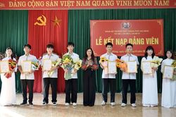 Đảng bộ Trường THPT Th&agrave;nh phố Cao Bằng kết nạp 8 đảng vi&ecirc;n l&agrave; học sinh