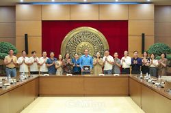 Đo&agrave;n đại biểu Li&ecirc;n đo&agrave;n Lao động tỉnh C&agrave; Mau tham quan Nh&agrave; Quốc hội