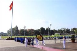 Đo&agrave;n đại biểu C&ocirc;ng đo&agrave;n Việt Nam v&agrave;o Lăng viếng Chủ tịch Hồ Ch&iacute; Minh