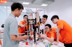 Gắn công nghệ, đổi mới sáng tạo vào dạy học và định hướng nghề nghiệp