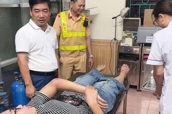 Nữ sinh lớp 12 bất ngờ ng&atilde; gục tr&ecirc;n đường do nắng n&oacute;ng, may mắn được 'cứu nguy trong t&iacute;ch tắc'