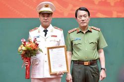 Ph&oacute; Gi&aacute;m đốc C&ocirc;ng an Th&agrave;nh phố H&agrave; Nội Nguyễn Ngọc Quyền được thăng cấp bậc h&agrave;m Thiếu tướng