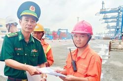 CSGT c&ugrave;ng Bộ đội Bi&ecirc;n ph&ograve;ng tuy&ecirc;n truyền ph&aacute;p luật cho c&aacute;n bộ, nh&acirc;n vi&ecirc;n cảng biển