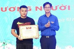 Th&agrave;nh đo&agrave;n TP.Hải Ph&ograve;ng: Khen thưởng thanh ni&ecirc;n dũng cảm khống chế đối tượng cầm dao tấn c&ocirc;ng phụ nữ
